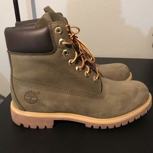 Pre owned timberland 6 inch men’s boots.